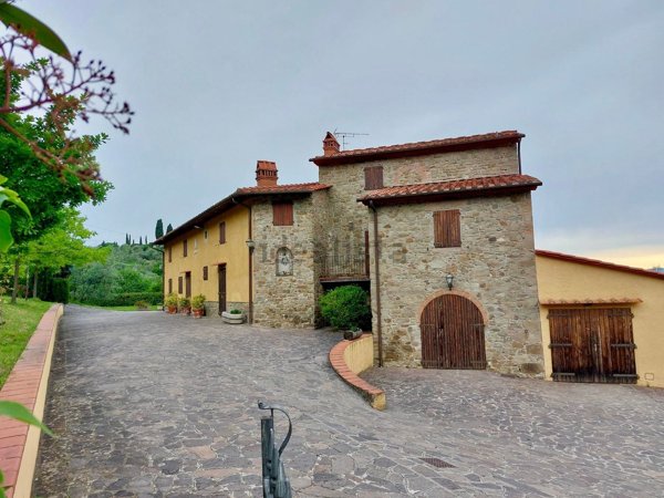 casa indipendente in vendita a Carmignano
