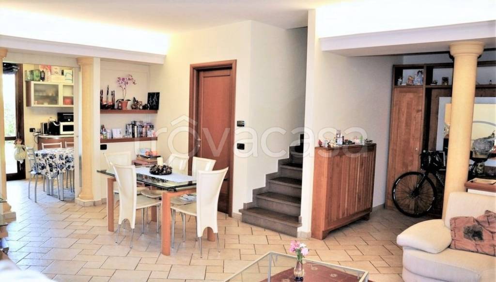 casa indipendente in vendita a Carmignano