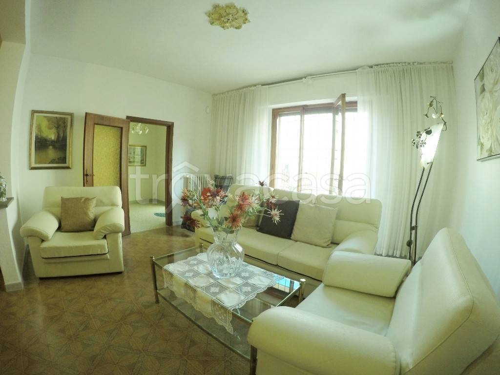 casa indipendente in vendita a Carmignano