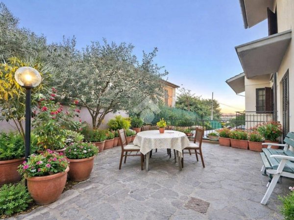 casa indipendente in vendita a Carmignano
