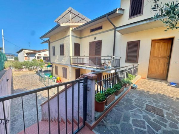 casa indipendente in vendita a Carmignano