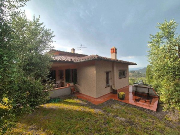 casa indipendente in vendita a Carmignano