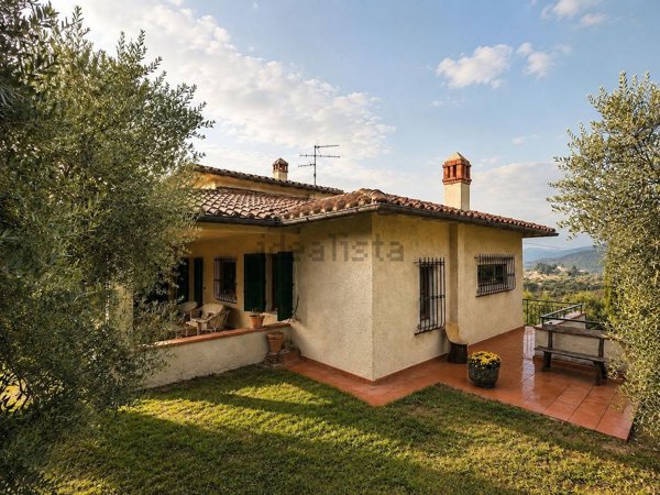 casa indipendente in vendita a Carmignano