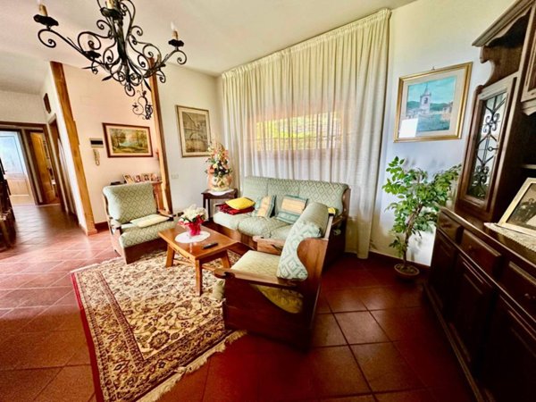 casa indipendente in vendita a Carmignano