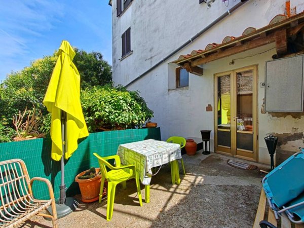casa indipendente in vendita a Carmignano