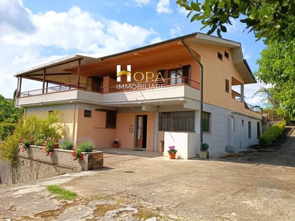 casa indipendente in vendita a Carmignano