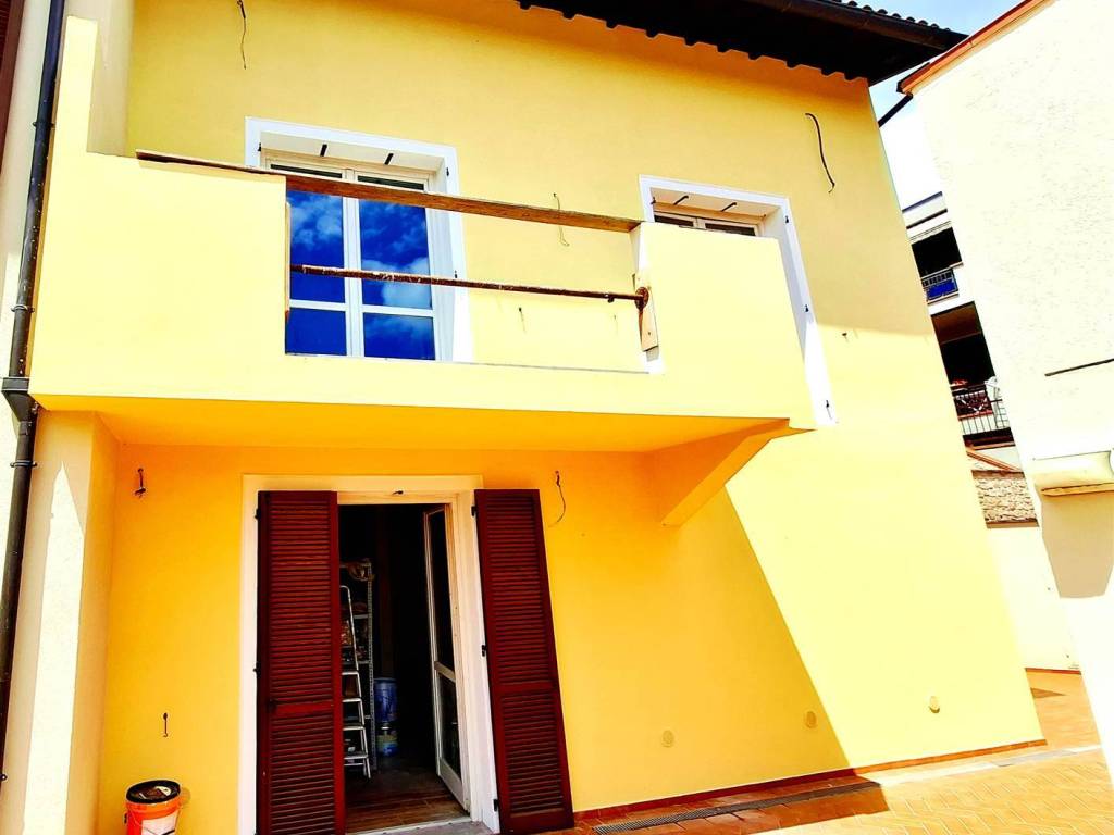 casa indipendente in vendita a Carmignano