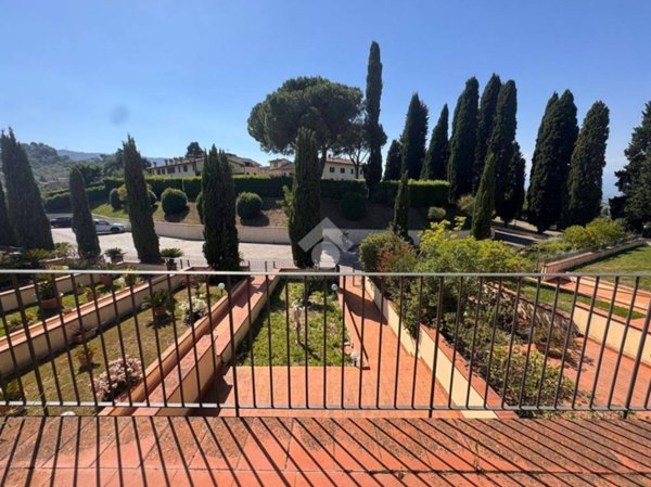 casa indipendente in vendita a Carmignano