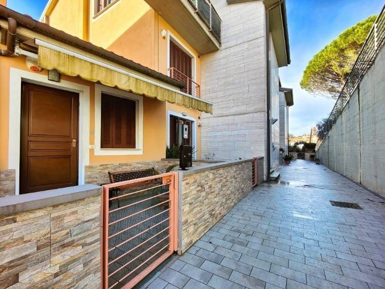 casa indipendente in vendita a Carmignano