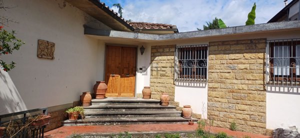 casa indipendente in vendita a Carmignano
