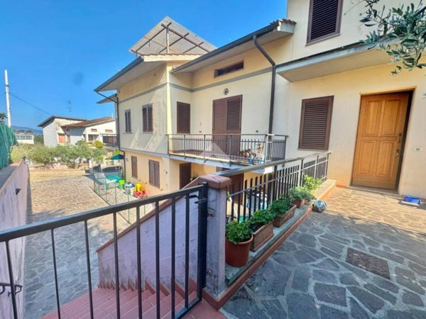 casa indipendente in vendita a Carmignano