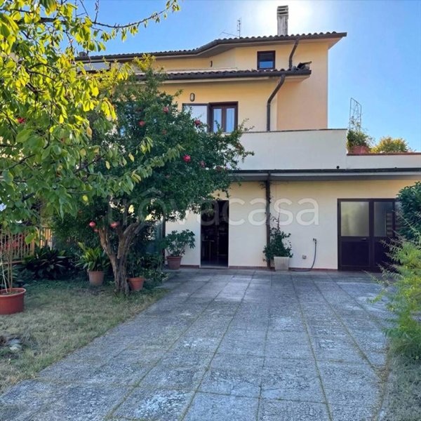 casa indipendente in vendita a Carmignano