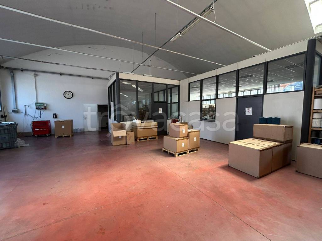 locale commerciale in vendita a Montemurlo