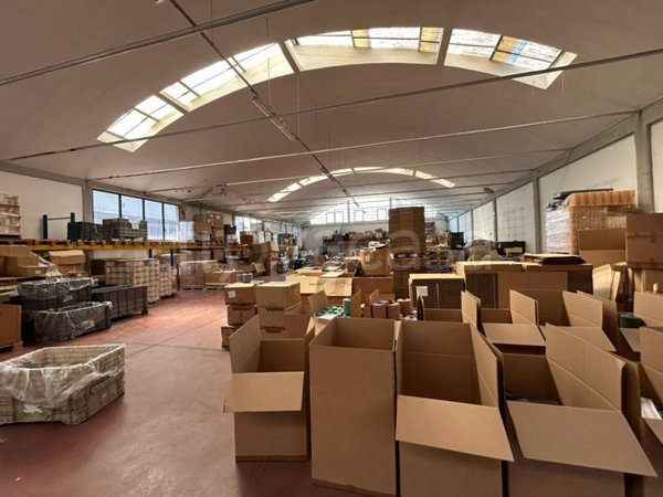 locale commerciale in vendita a Montemurlo