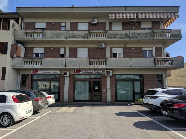 locale commerciale in vendita a Montemurlo in zona Ponte Bocci