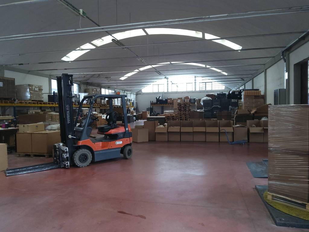 locale commerciale in vendita a Montemurlo in zona Fornacelle