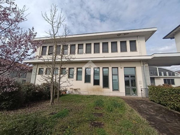 locale commerciale in vendita a Montemurlo