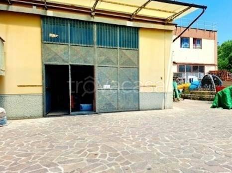 locale commerciale in vendita a Poggio a Caiano in zona Santa Cristina in Pilli