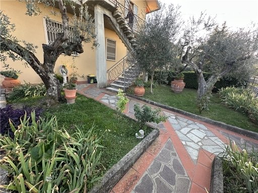 appartamento in vendita a Poggio a Caiano in zona Santa Cristina in Pilli