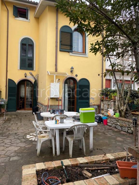casa indipendente in vendita a Prato