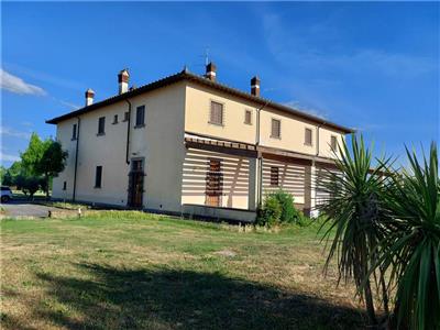 casa indipendente in vendita a Prato in zona Castelnuovo