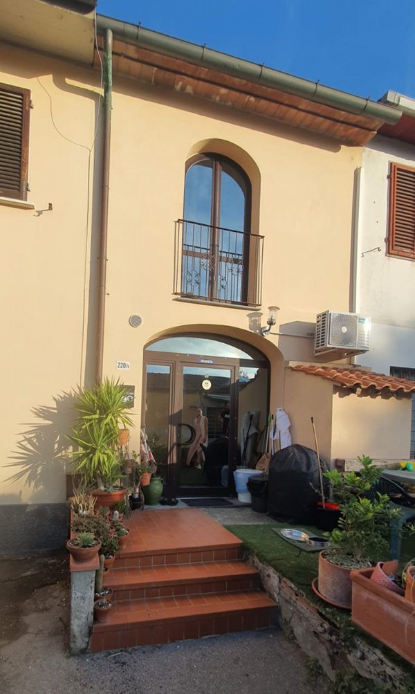 casa semindipendente in vendita a Prato in zona Paperino