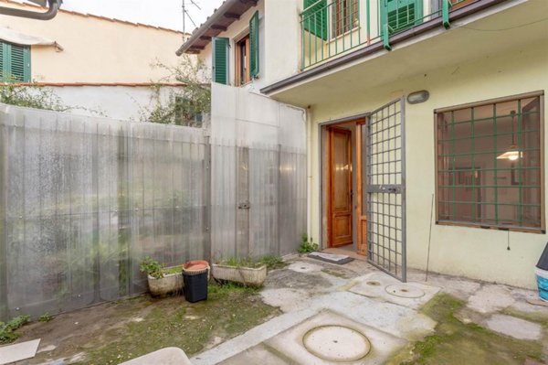 casa indipendente in vendita a Prato in zona Paperino