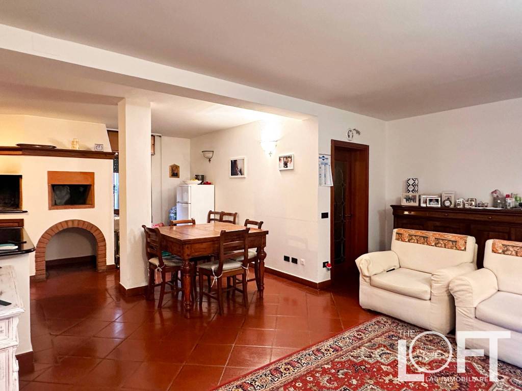 casa indipendente in vendita a Prato in zona Santa Lucia