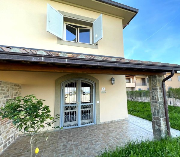 casa indipendente in vendita a Prato in zona Castelnuovo