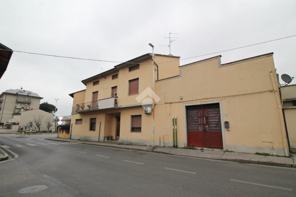 casa indipendente in vendita a Prato in zona Le Badie