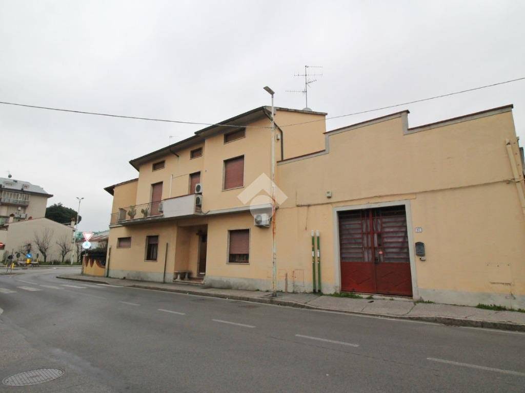 casa indipendente in vendita a Prato in zona Le Badie