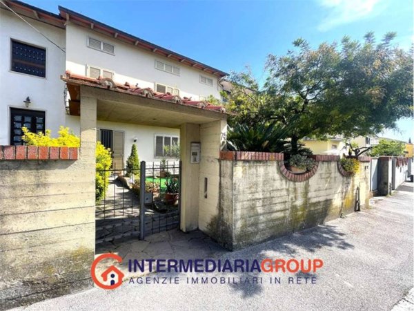 casa indipendente in vendita a Prato in zona Vergaio