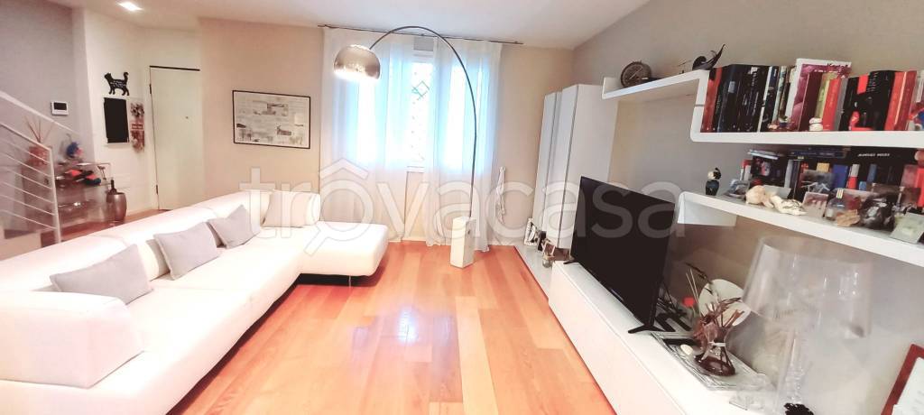 casa indipendente in vendita a Prato in zona Fontanelle