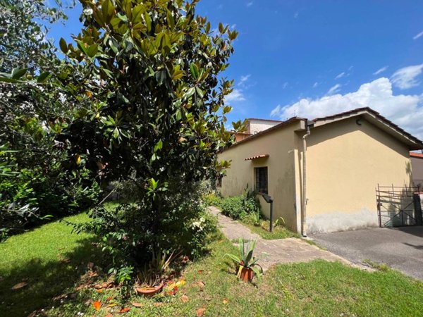 casa indipendente in vendita a Prato in zona Sant'Ippolito