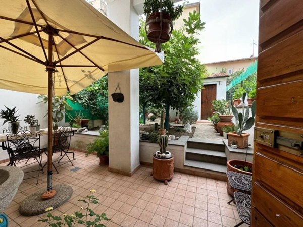 casa indipendente in vendita a Prato
