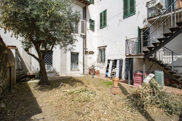 casa indipendente in vendita a Prato