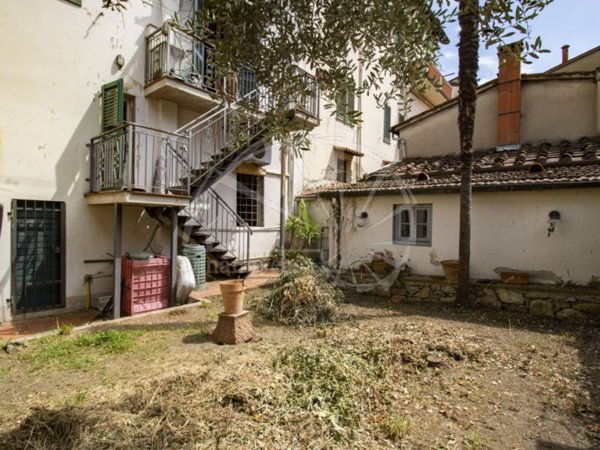 casa indipendente in vendita a Prato
