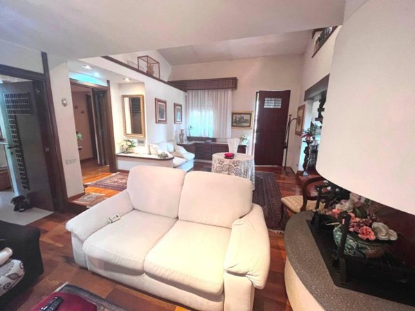 casa indipendente in vendita a Prato