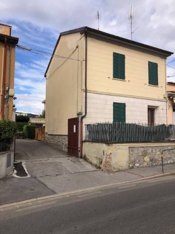 casa indipendente in vendita a Prato