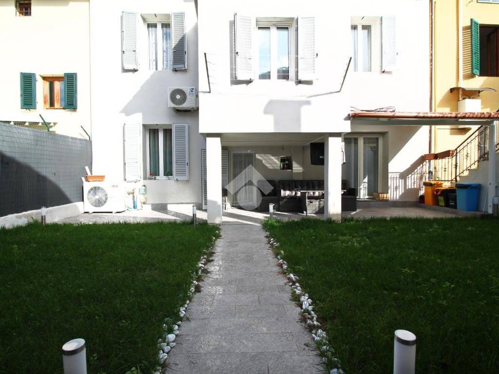 casa indipendente in vendita a Prato in zona Le Badie