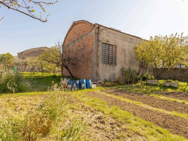 casa indipendente in vendita a Prato in zona Sant'Ippolito