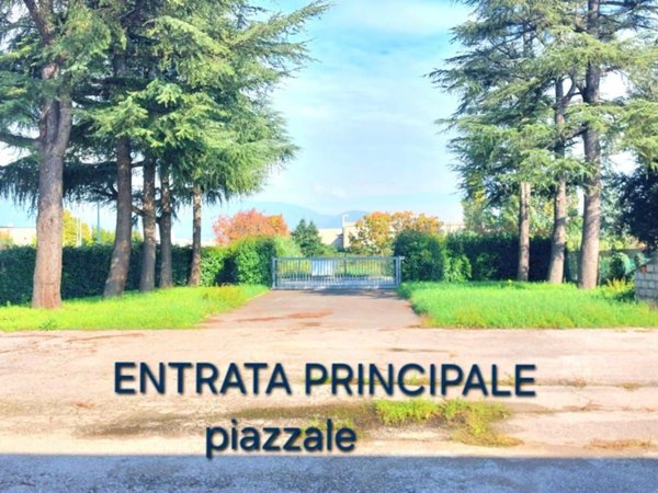 locale commerciale in vendita a Prato in zona Vergaio