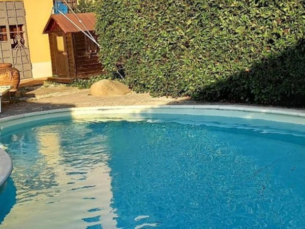 casa indipendente in vendita a Prato in zona Castelnuovo