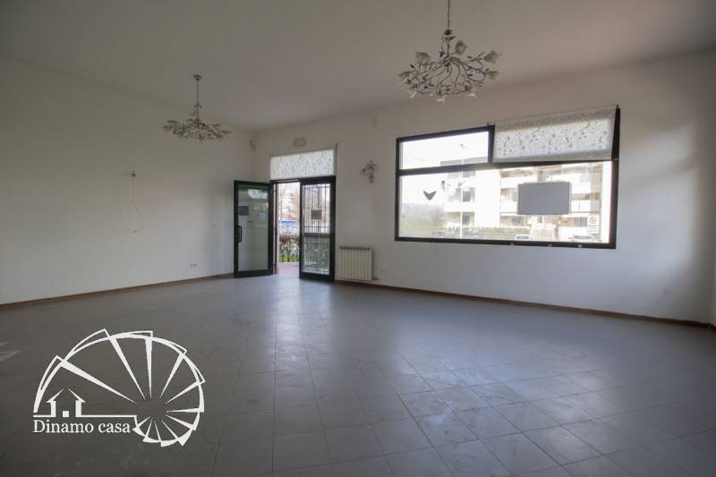 negozio in vendita a Prato in zona Iolo