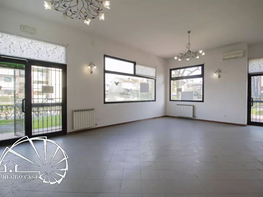 negozio in vendita a Prato in zona Iolo