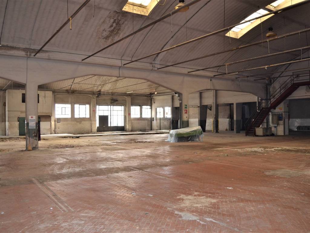 locale commerciale in vendita a Prato