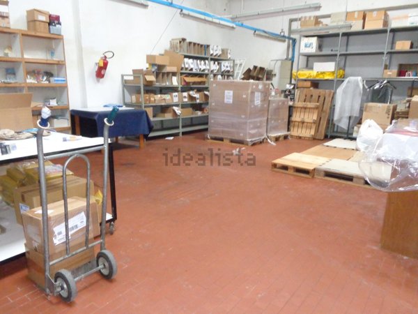 locale di sgombero in vendita a Prato in zona Iolo