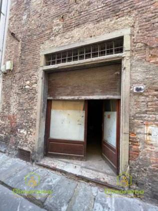 locale commerciale in vendita a Prato