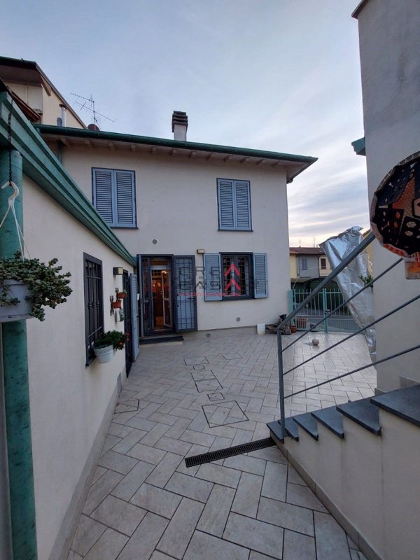 casa indipendente in vendita a Prato in zona Vergaio
