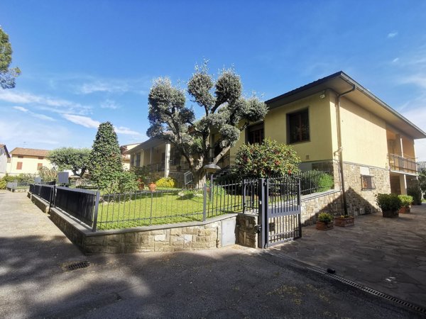 casa indipendente in vendita a Prato in zona Iolo